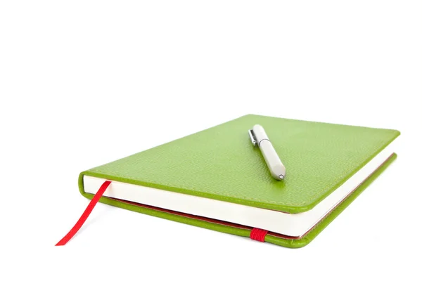 Cuaderno y pluma verde — Foto de Stock