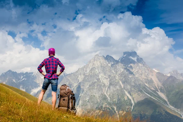 Hiker tittar på berg — Stockfoto