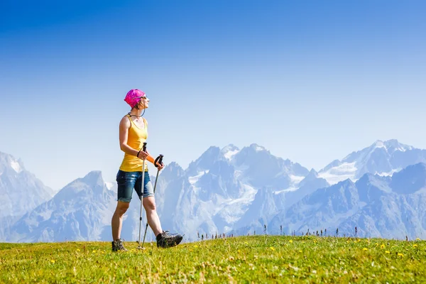 Vrouw wandelen in de bergen — Stockfoto