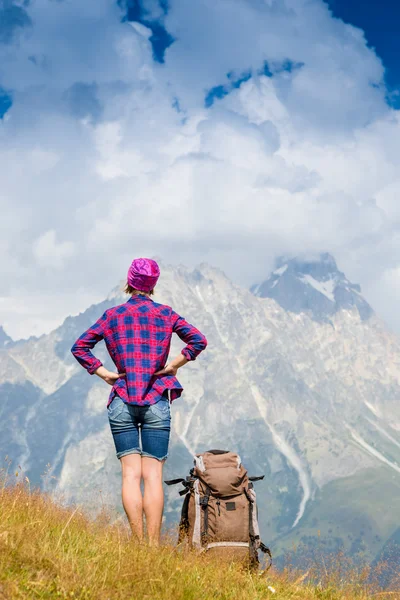 Excursionista mirando las montañas — Foto de Stock