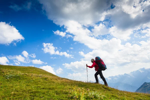 Hiker on trail in mountains. — Stock Photo, Image