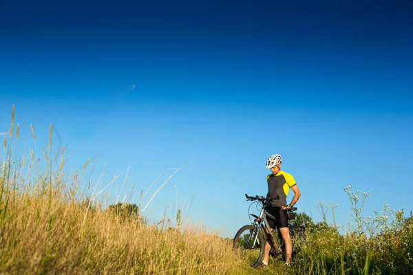Ayakta Mountainbiker.