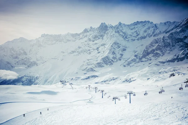 坡上的滑雪胜地 — 图库照片