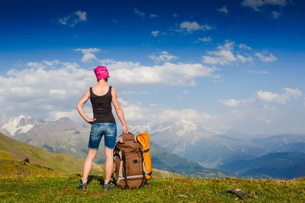 dağlar seyir uzun yürüyüşe çıkan kimse