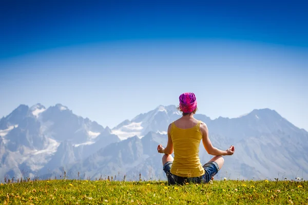 Mujer haciendo una pose de yoga — Foto de Stock