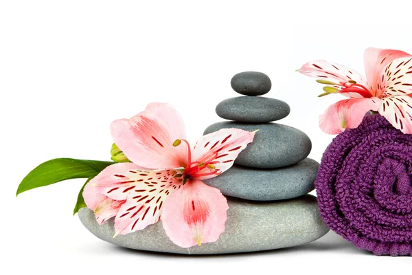 Pebbles, flowers and towel — Stock Photo, Image