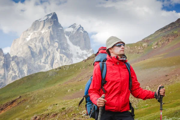 Dağlardaki arıyorum uzun yürüyüşe çıkan kimse.