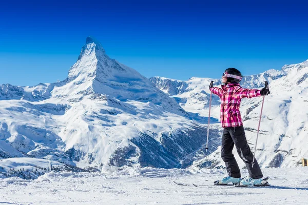 Mujer con manos en montañas nevadas — Foto de Stock