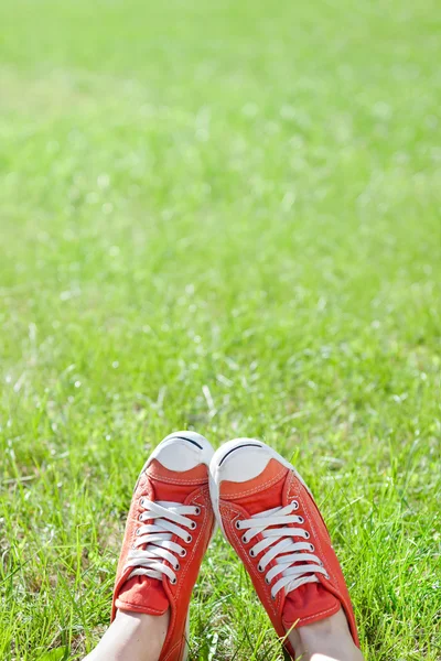 Kırmızı spor ayakkabı ayaklarda