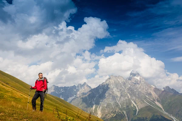 Uzun yürüyüşe çıkan kimse sırt çantası konumu olan