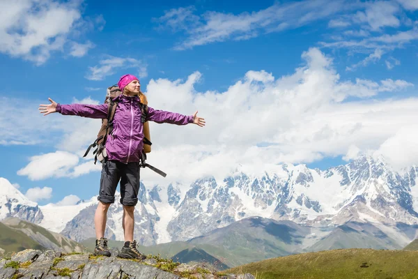 Hiker with her arms outstretched — Stock Photo, Image