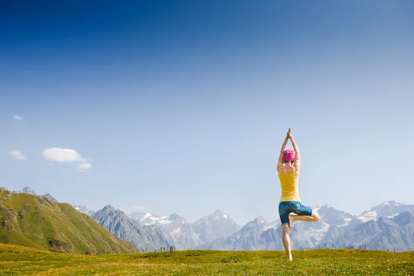 Kobieta robi pozy jogi — Zdjęcie stockowe