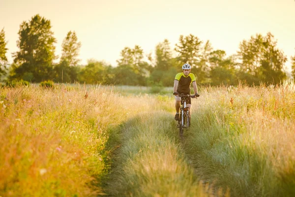 Ciclista in sella alla bici — Foto Stock