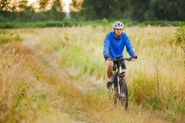 Man op een mountainbike — Stockfoto