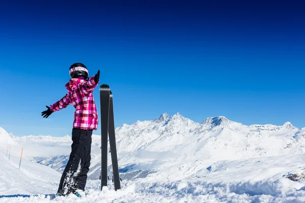 Mujer disfrutando del invierno — Foto de Stock