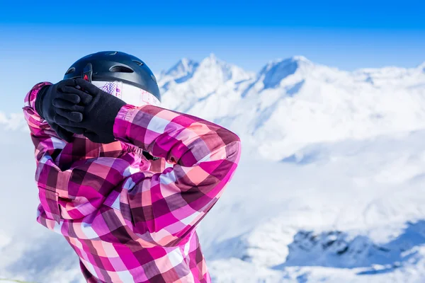 Mujer relajándose en las montañas nevadas . — Foto de Stock