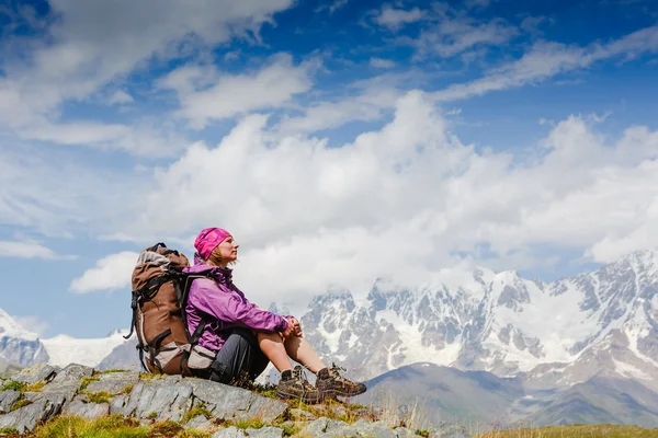 Frau sitzt auf dem Gipfel des Berges — Stockfoto