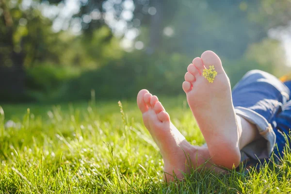 Vrouw liggend op gras — Stockfoto