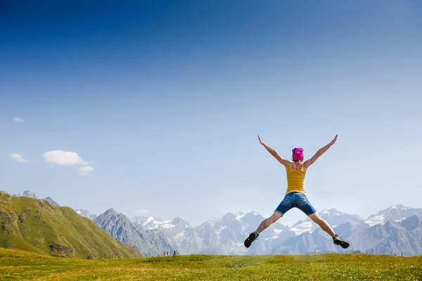 Junge Frau springt — Stockfoto