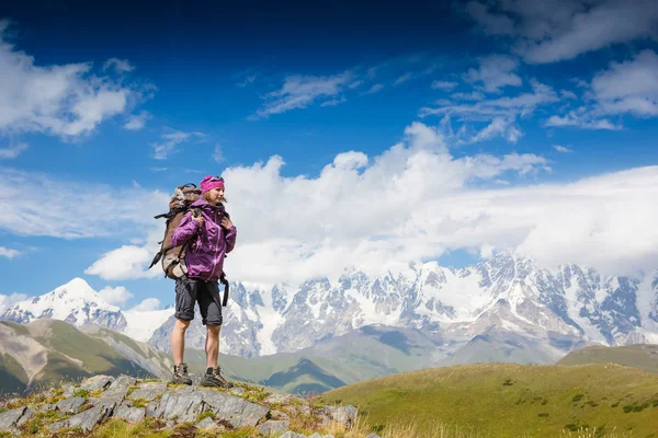 Dağda ayakta uzun yürüyüşe çıkan kimse. 