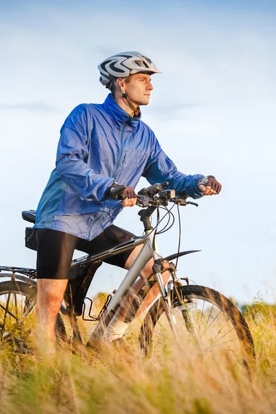 Jeune homme avec vélo debout — Photo