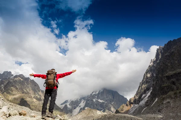 adam uzanmış eller ile ayakta