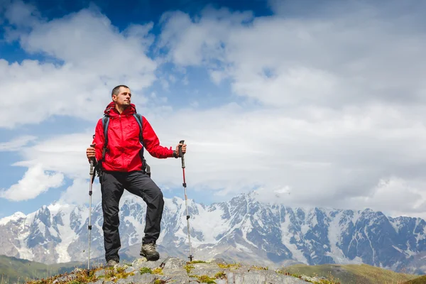 Excursionista mirando al horizonte — Foto de Stock