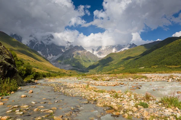 Ποταμός στα βουνά, Svaneti, γεωργία — Φωτογραφία Αρχείου