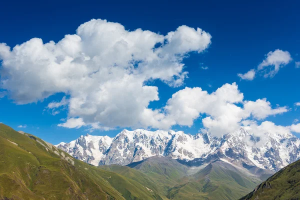 Kaukasus bergen, Georgien. — Stockfoto