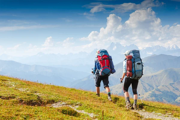 Pessoas com mochilas andando — Fotografia de Stock