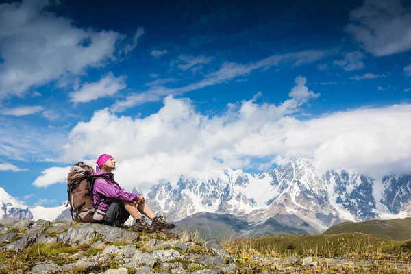 Woman is sitting in mountains — Stock Photo, Image