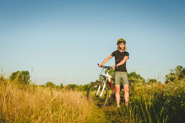 Stojící ženský biker — Stock fotografie