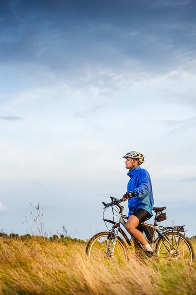 Bisiklet konumu olan genç adam  