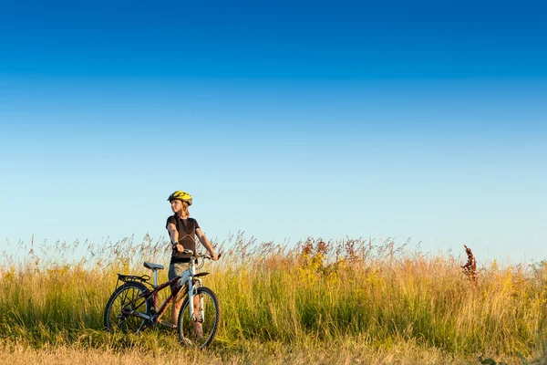 kadın motorcu ayakta