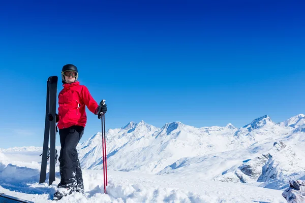 Sciatore in piedi in montagna — Foto Stock