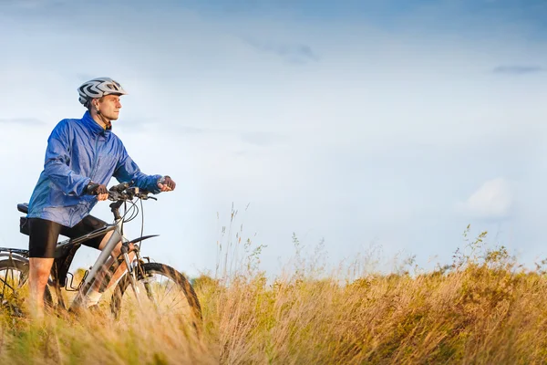 Bisiklet konumu olan genç adam  