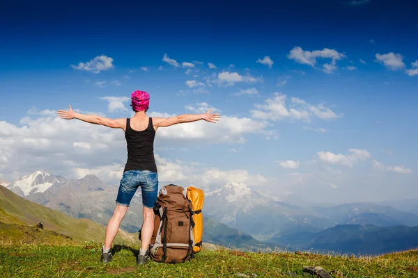 dağlar seyir uzun yürüyüşe çıkan kimse