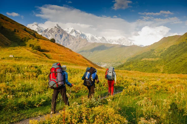 dağlarda üç yolcuları