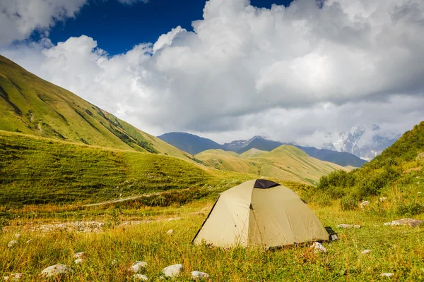 Tourist tent in camp on  meadow — Stock Photo, Image