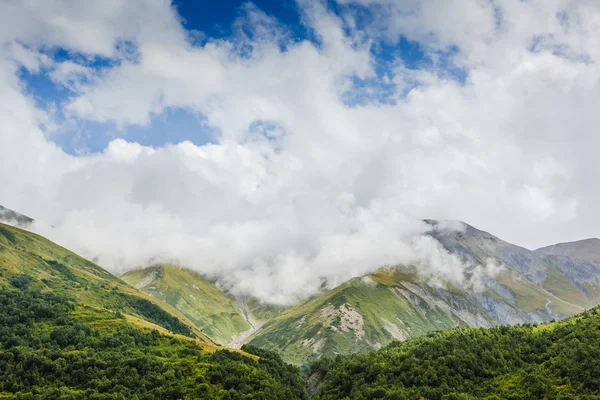 Kaukasus bergen, Georgien. — Stockfoto