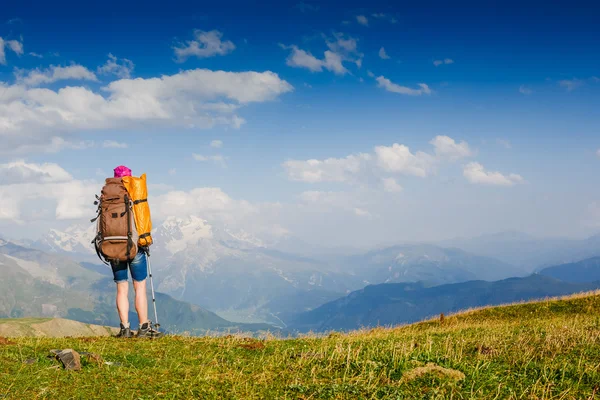 Woman Traveler with Backpack hiking — Stock Photo, Image
