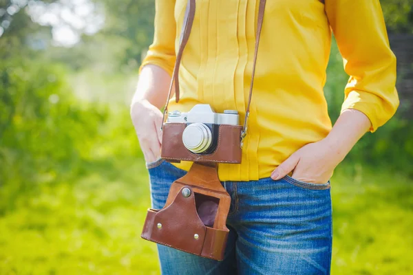 Kız Vintage fotoğraf makinesi ile ayakta