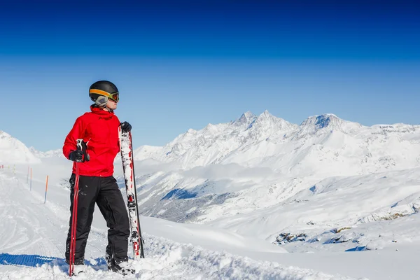 Etkin adam ayakta kayaklar 