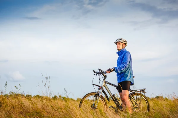 Jeune homme avec vélo debout — Photo