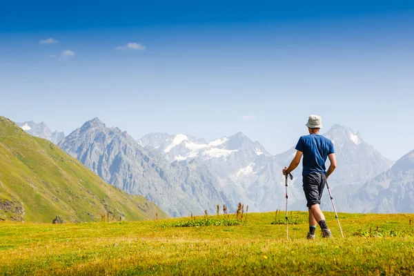 Dağlarda yürüyüş yapan bir adam