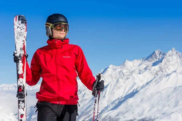 Лыжник, стоящий в горах — стоковое фото