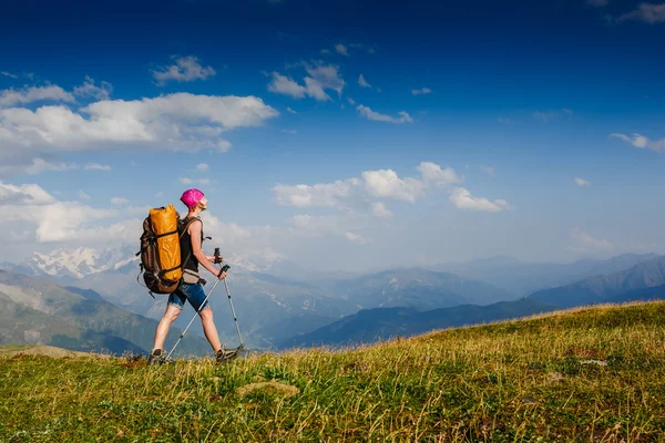 Wanderin mit Rucksack — Stockfoto