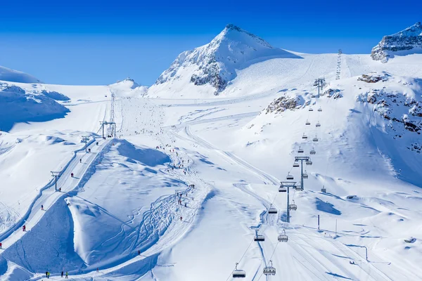 坡上的滑雪胜地 — 图库照片