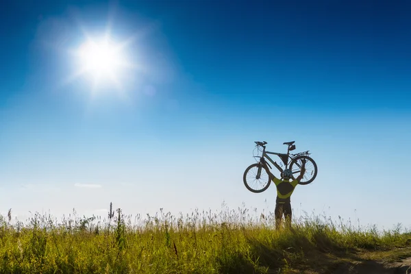 Ποδηλάτης ανύψωσης ποδήλατο βουνού — Φωτογραφία Αρχείου