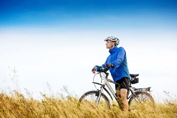 Bisiklet konumu olan genç adam  